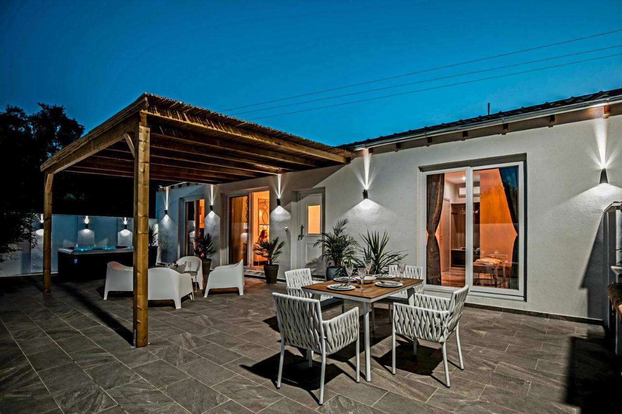 Jacuzzi Deluxe Villa Скала Сотирос Екстериор снимка