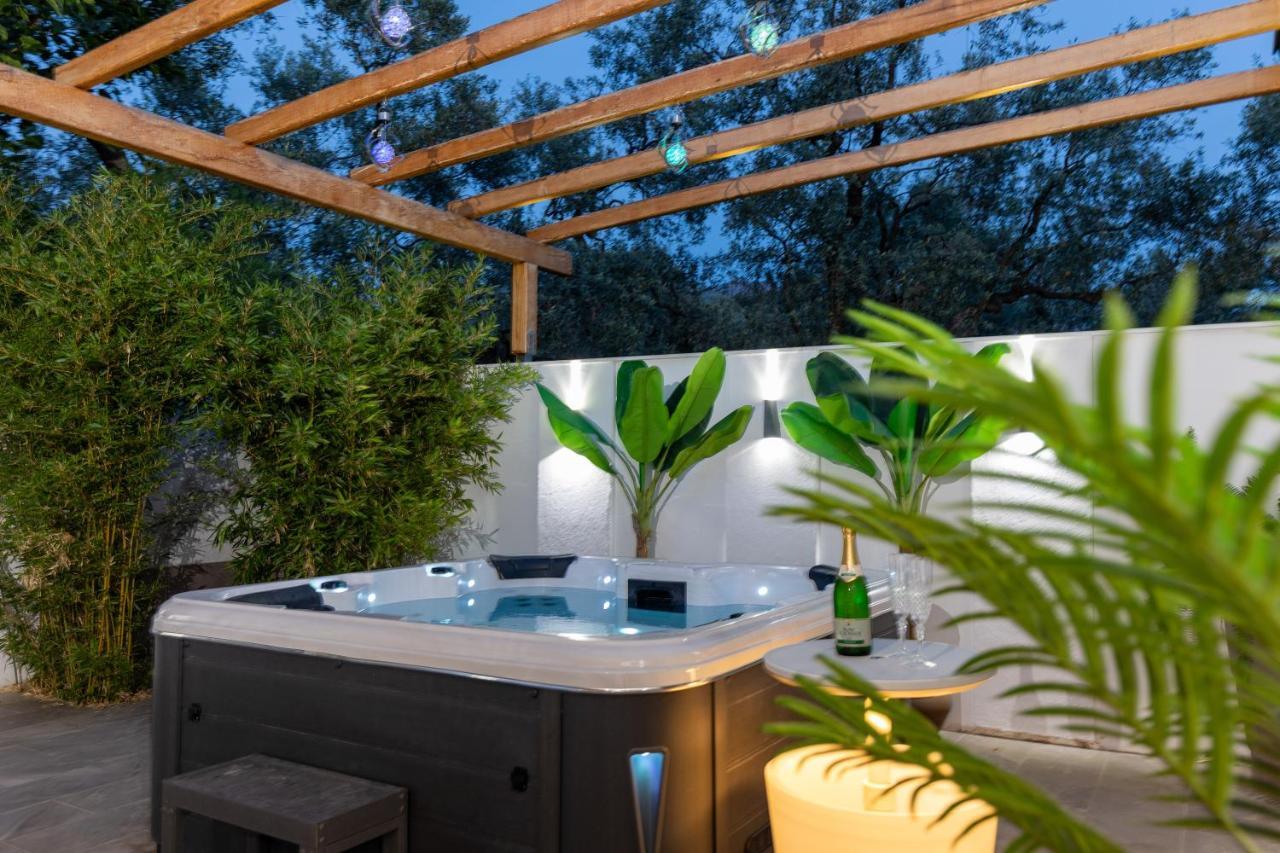 Jacuzzi Deluxe Villa Скала Сотирос Екстериор снимка