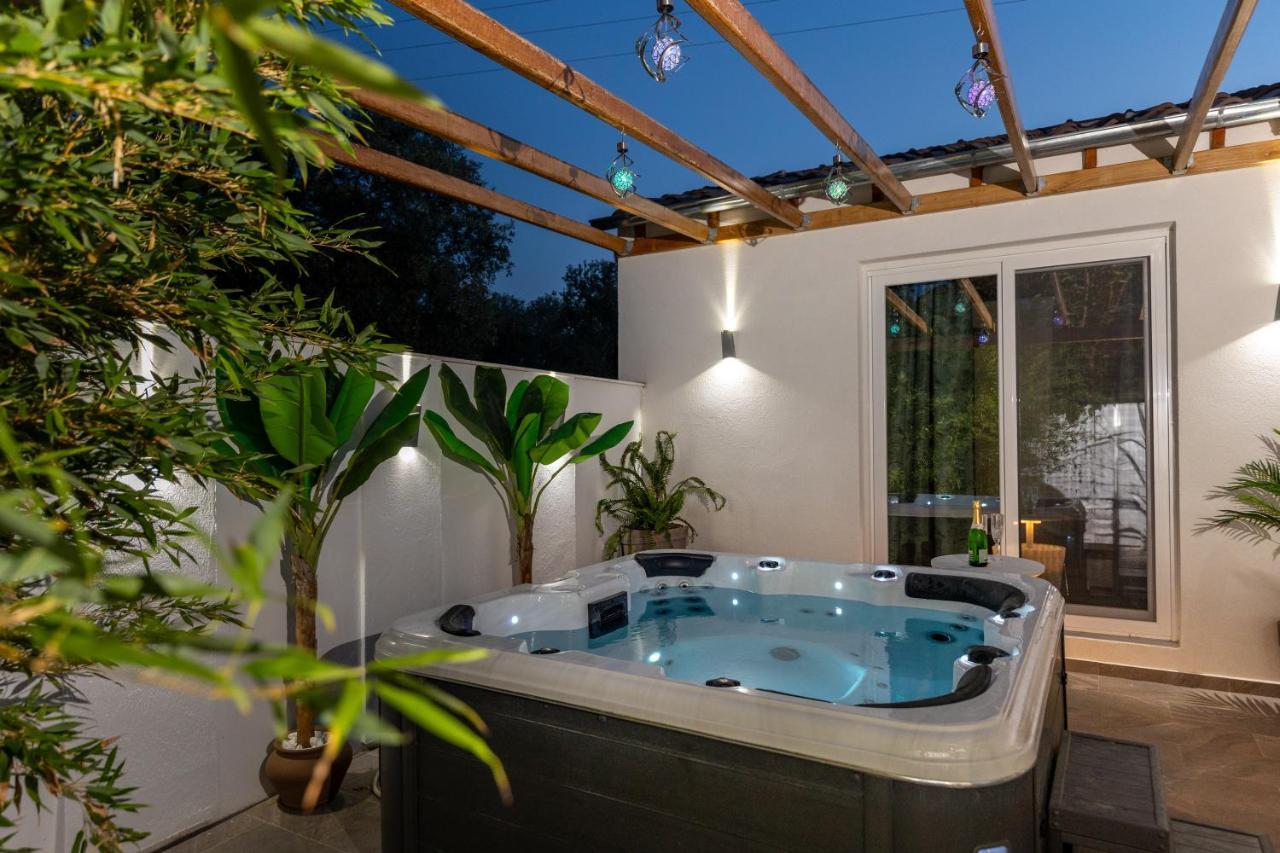 Jacuzzi Deluxe Villa Скала Сотирос Екстериор снимка